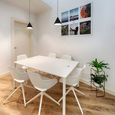 Cota Cero Interiorismo sillas y mesas blancas