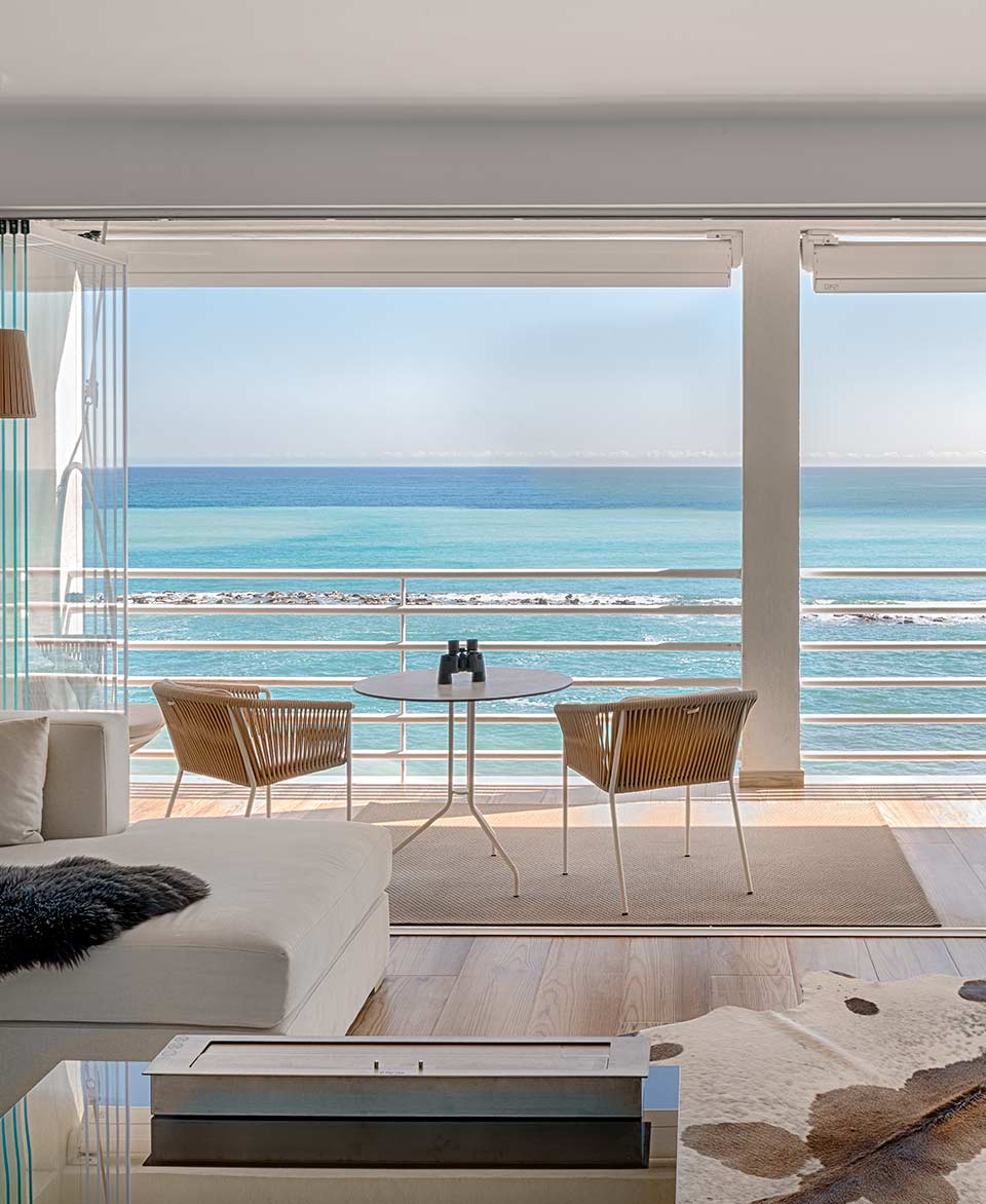 Cota Cero Interiorismo habitación con vista a la playa