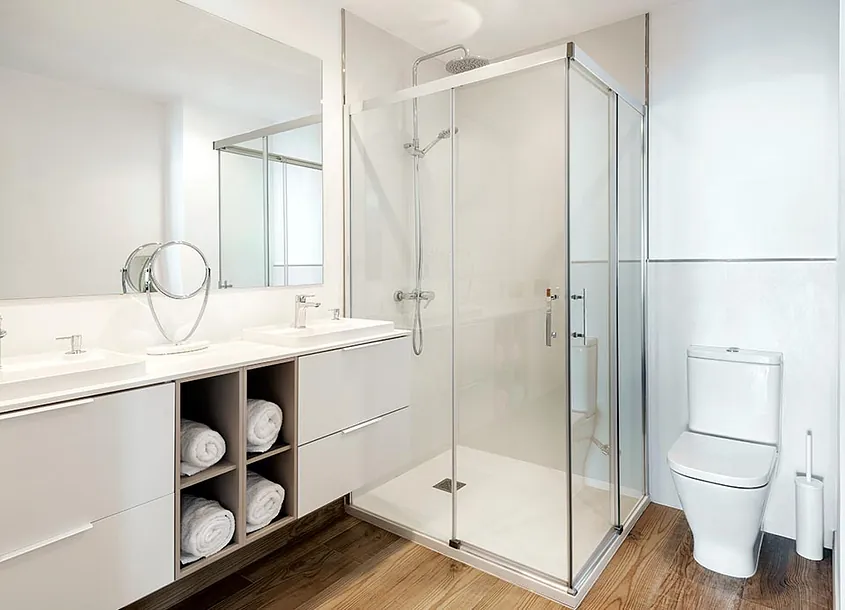 Cota Cero Interiorismo baño blanco