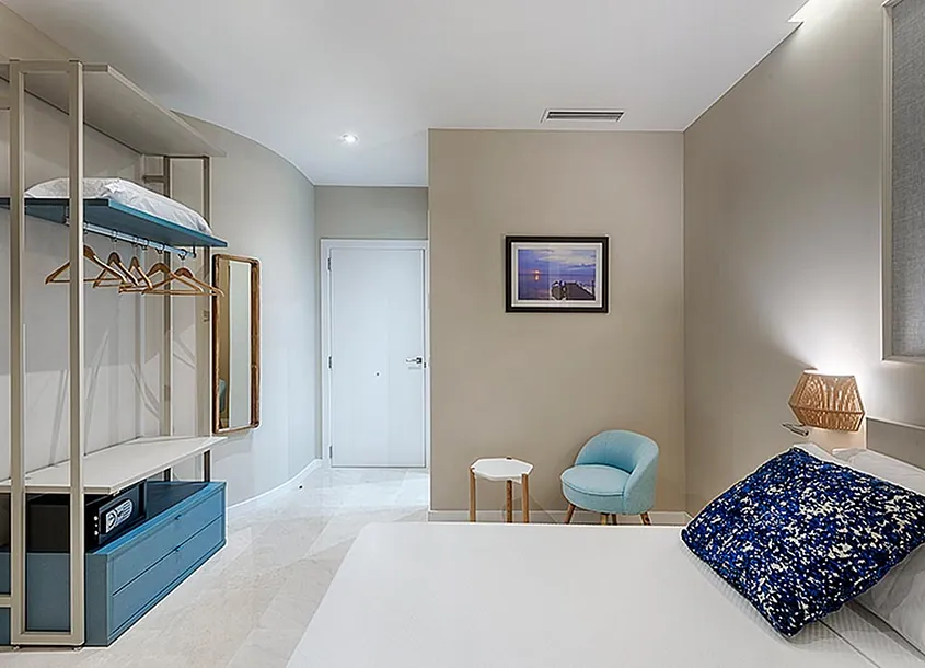 Cota Cero Interiorismo cojín azul
