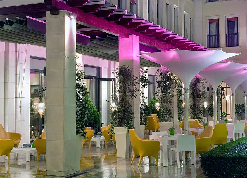 Cota Cero Interiorismo mesas en jardín